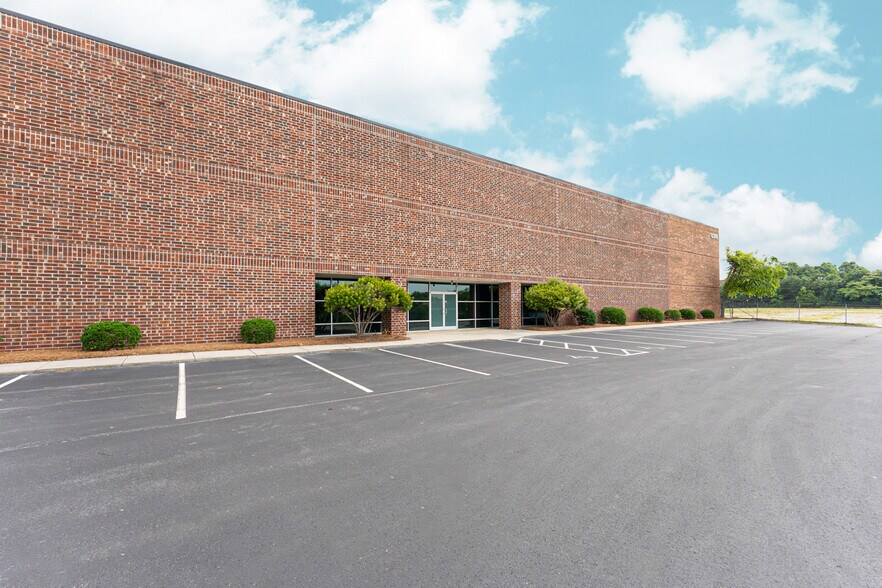 More Photos Of 6348 Burnt Poplar Rd, Greensboro Warehouse For Lease