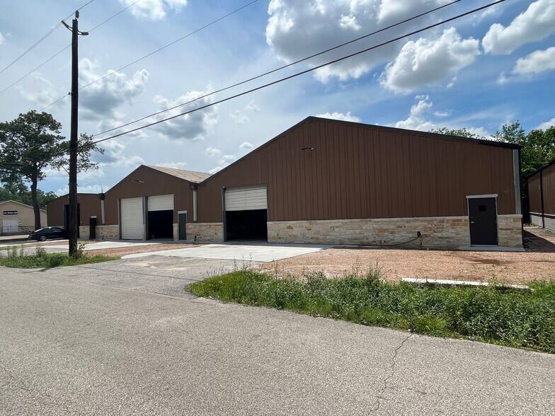 More Photos Of 6912 Calhoun Rd, Houston Warehouse For Lease