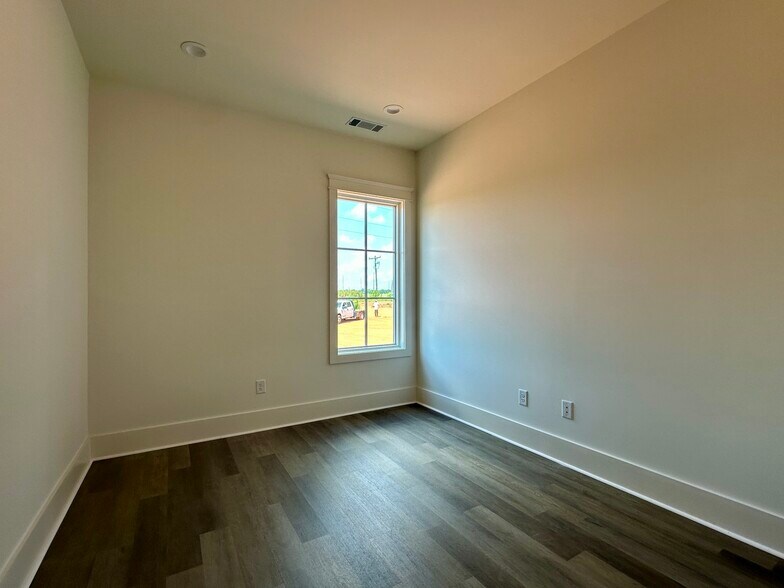 More Photos Of 1024 Twelve Oaks Dr, Watkinsville Office For Lease