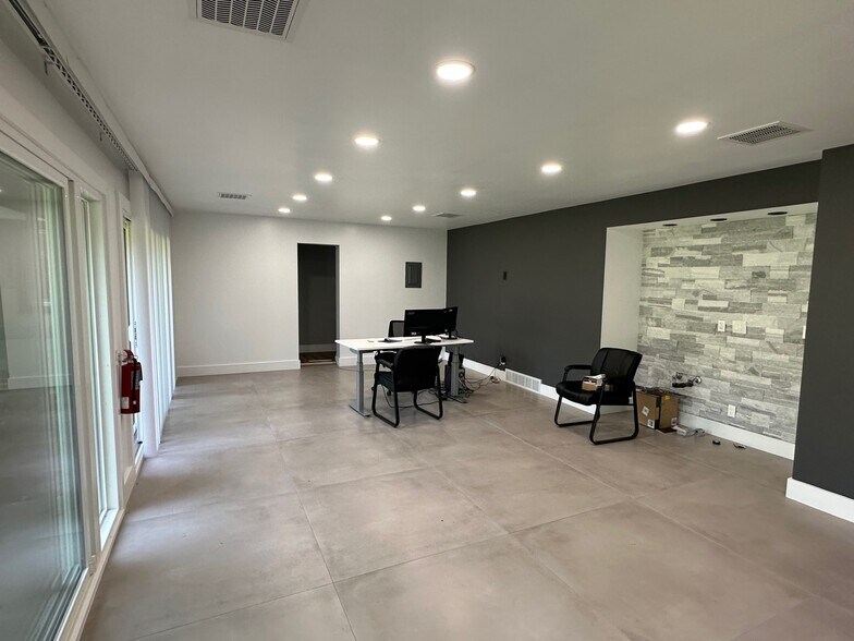 More Photos Of 711 N 1st St, Dekalb Office For Lease