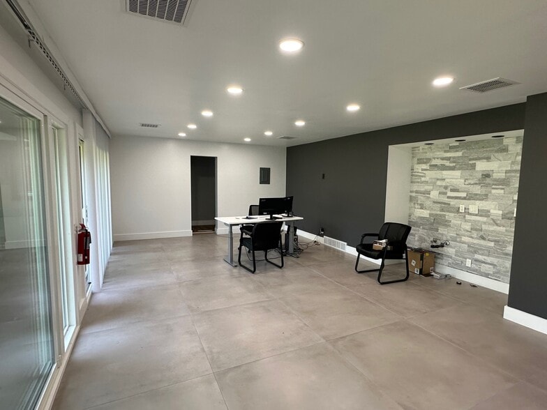More Photos Of 711 N 1st St, Dekalb Office For Lease
