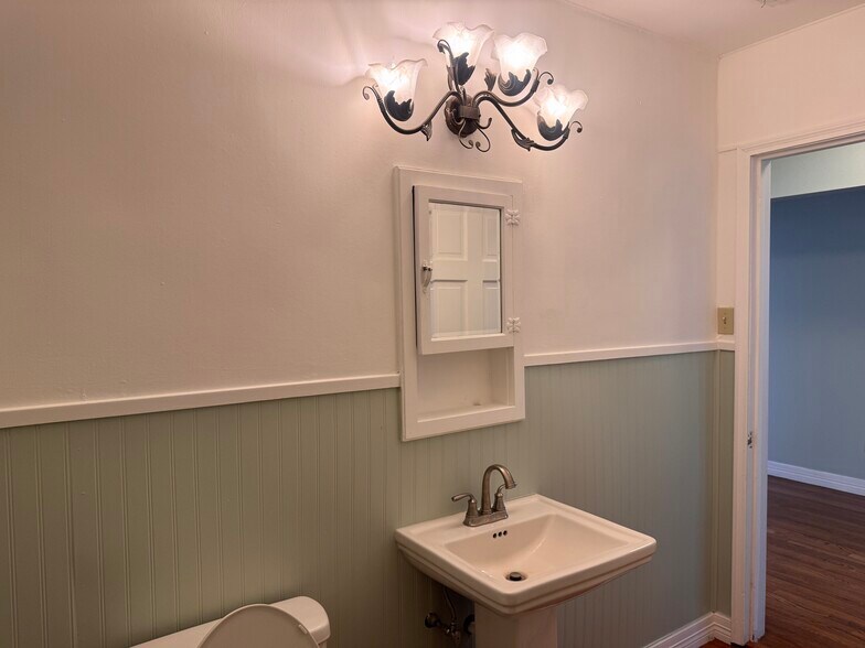 More Photos Of 400 Harvey St, San Marcos Office For Sale