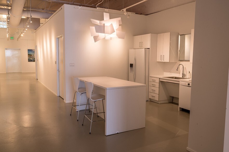 More Photos Of 1131 Dragon St, Dallas Showroom For Lease