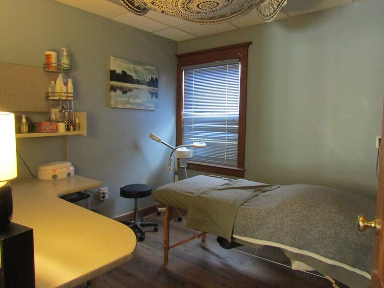 More Photos Of 30 Taylor St, Troy Freestanding For Sale