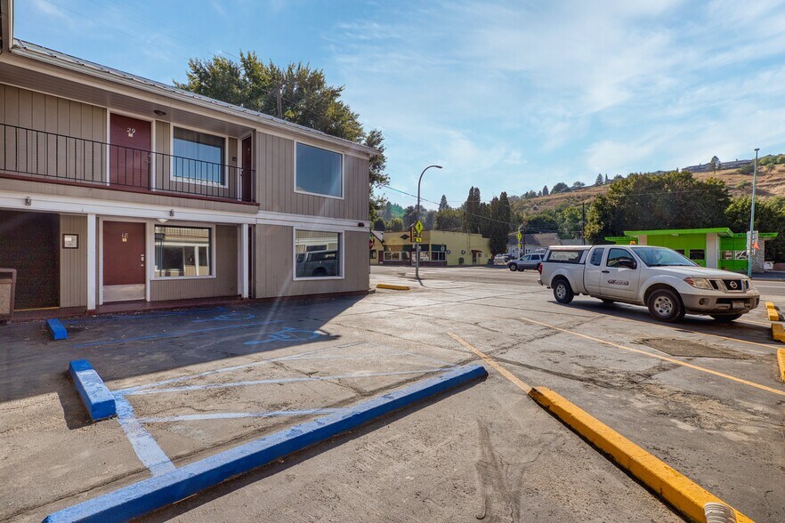 More Photos Of 615 S Main St, Colfax Hotel For Sale