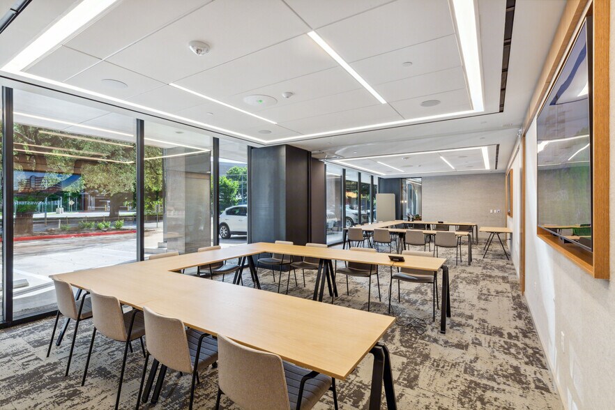 More Photos Of 811 Barton Springs Rd, Austin Office For Lease