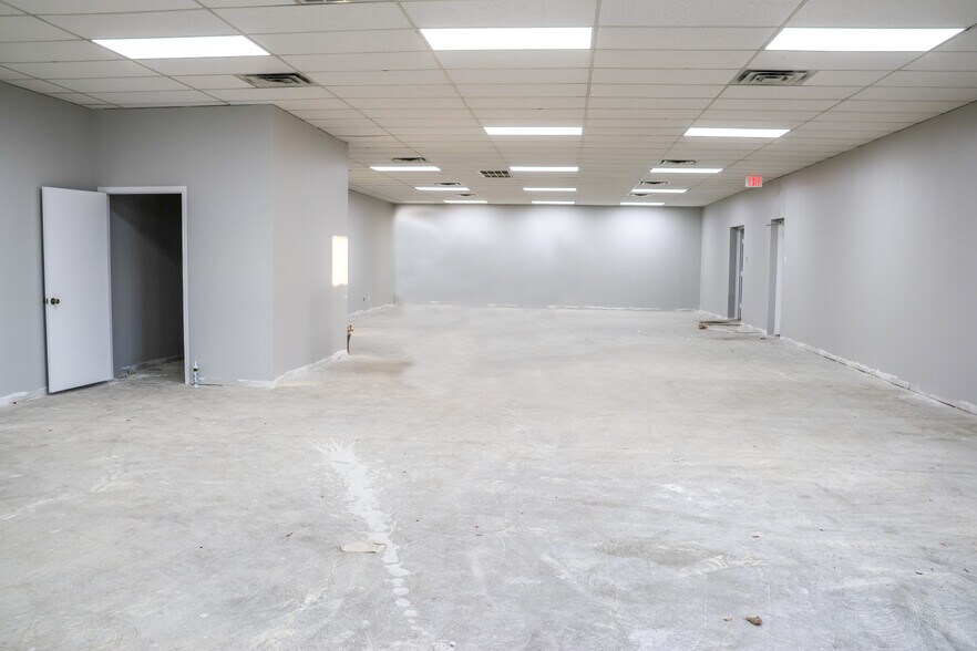 More Photos Of 2700 White Settlement Rd, Fort Worth Showroom For Lease