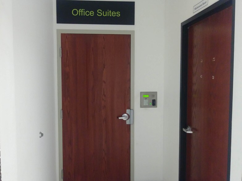 More Photos Of 426 S Westgate St, Addison Self Storage For Lease