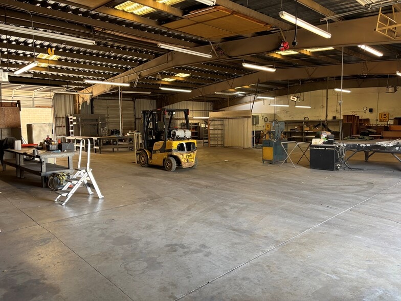 More Photos Of 5920 Rosebud Ln, Sacramento Warehouse For Lease