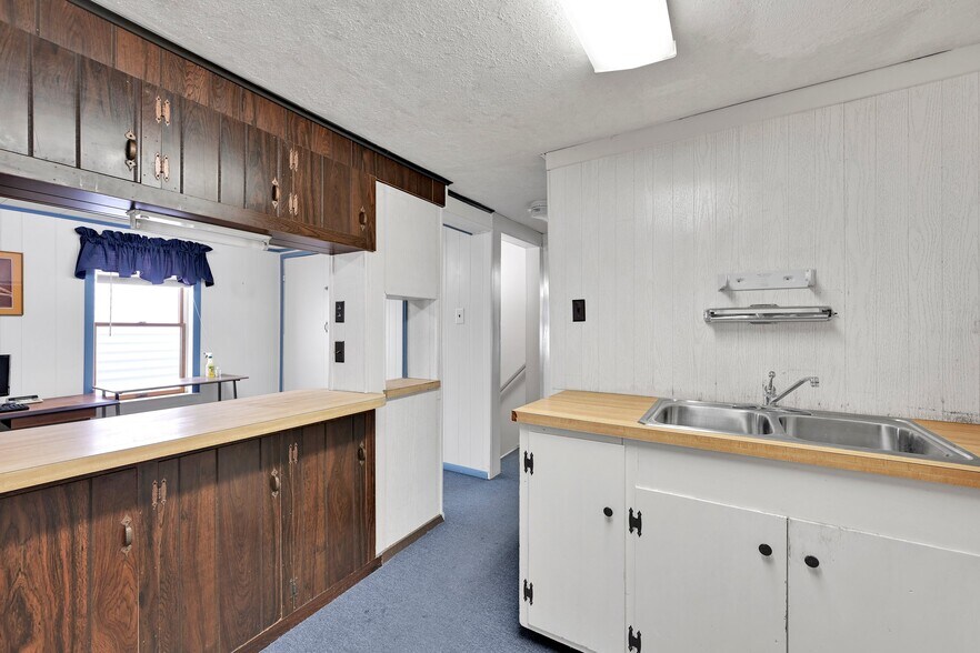 More Photos Of 26 N Railroad St, Palmyra Office For Sale