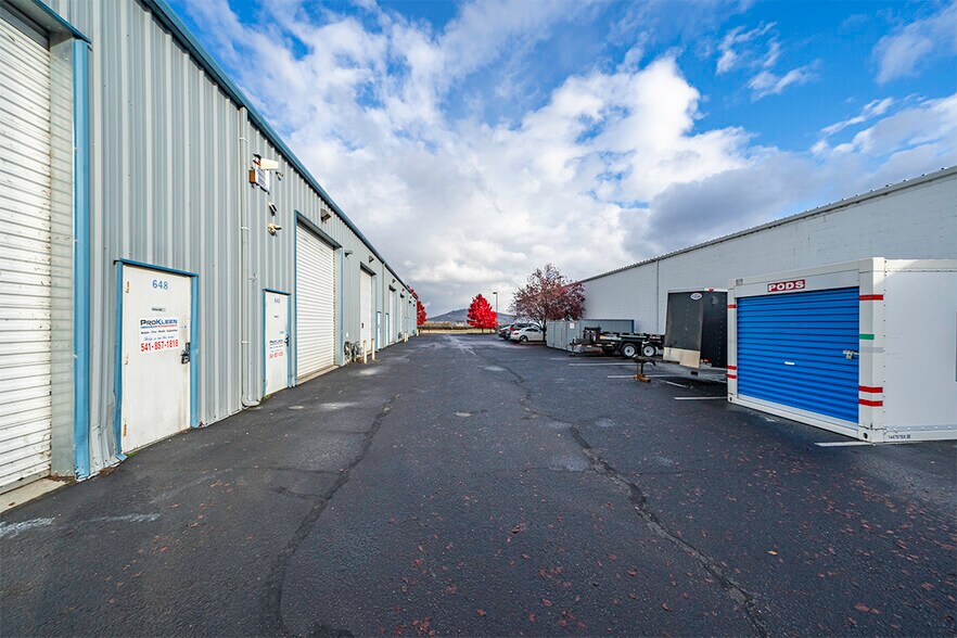 More Photos Of 652 W Dutton Rd, Eagle Point Industrial For Lease