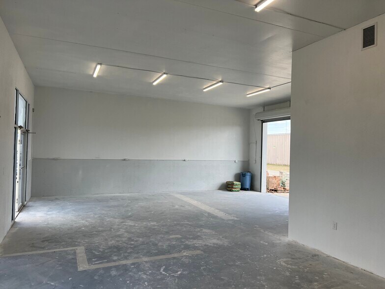 More Photos Of 448 E Venice Ave, Venice Freestanding For Lease