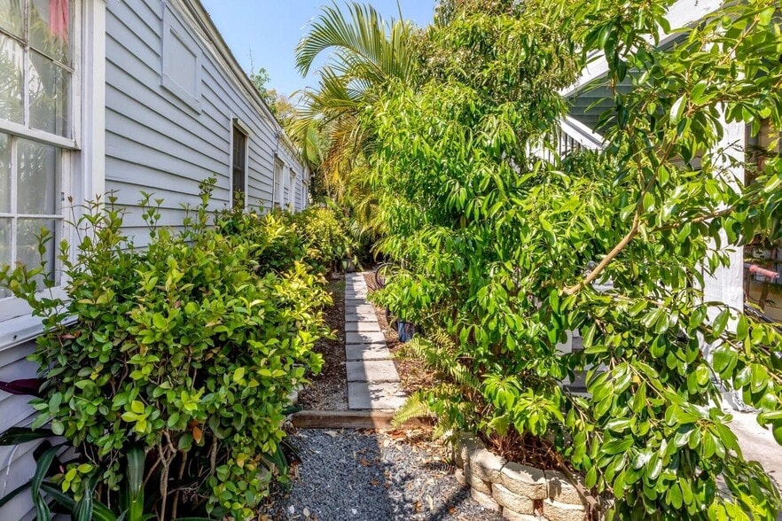 More Photos Of 1012 Truman Ave, Key West Storefront For Sale