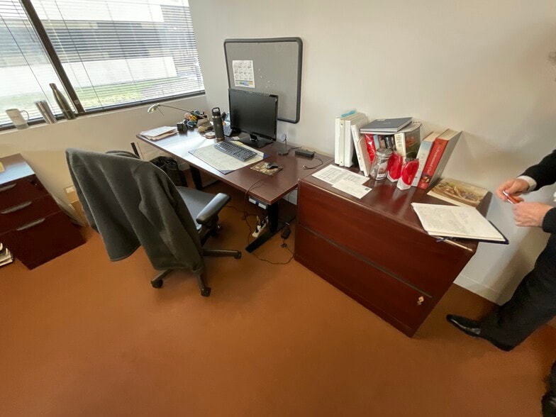 More Photos Of 2505 S Finley Rd, Lombard Office For Lease