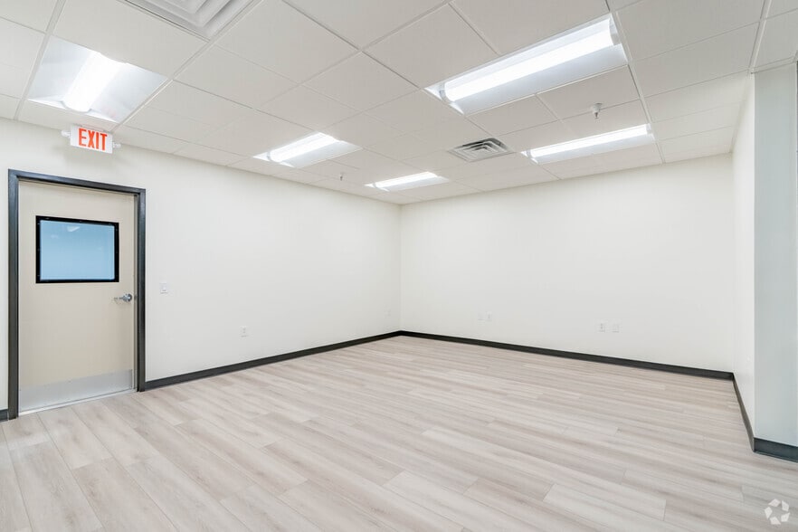More Photos Of 240 N Sunway Dr, Gilbert Manufacturing For Lease