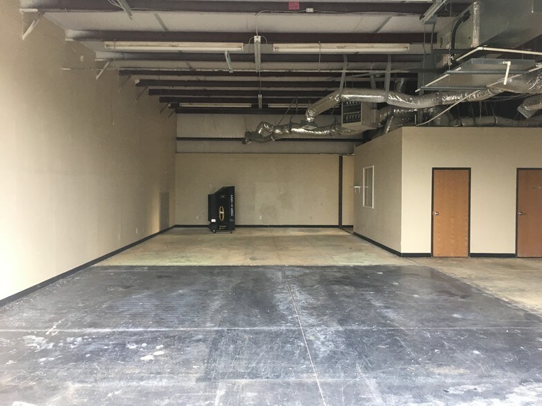 More Photos Of 1427 Fretz Dr, Edmond Showroom For Lease