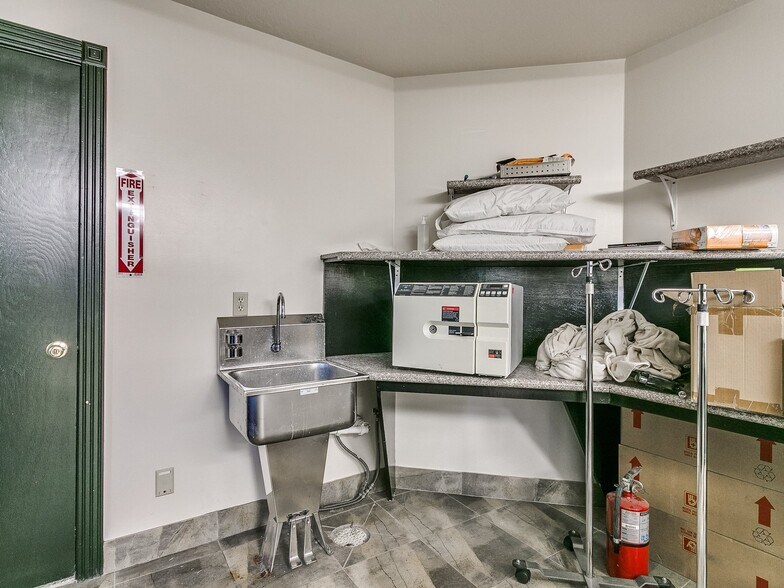 More Photos Of 2124 S Shadowlake, Oklahoma City Medical For Lease