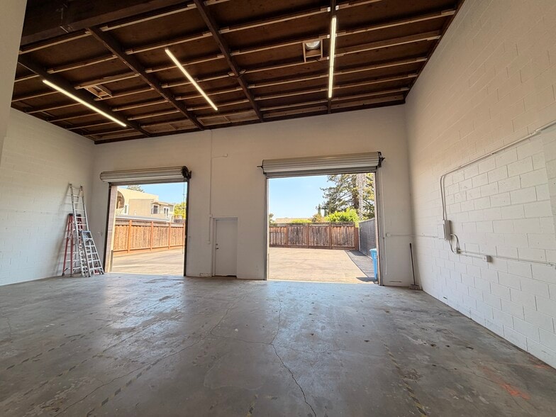More Photos Of 3113 Middlefield Rd, Redwood City Light Distribution For Lease