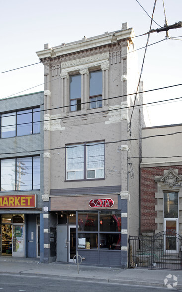 Primary Photo Of 592 Queen St W, Toronto Storefront Retail Residential For Lease