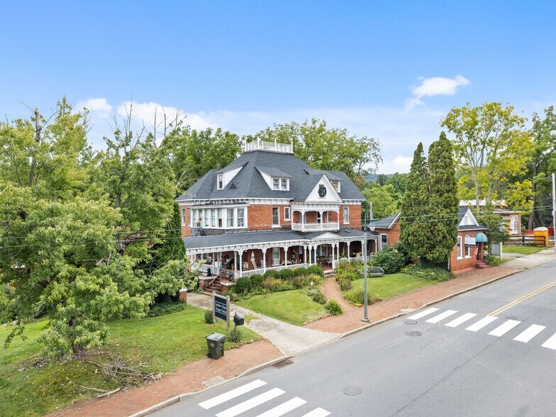 More Photos Of 123 S Main St, Waynesville Office For Sale