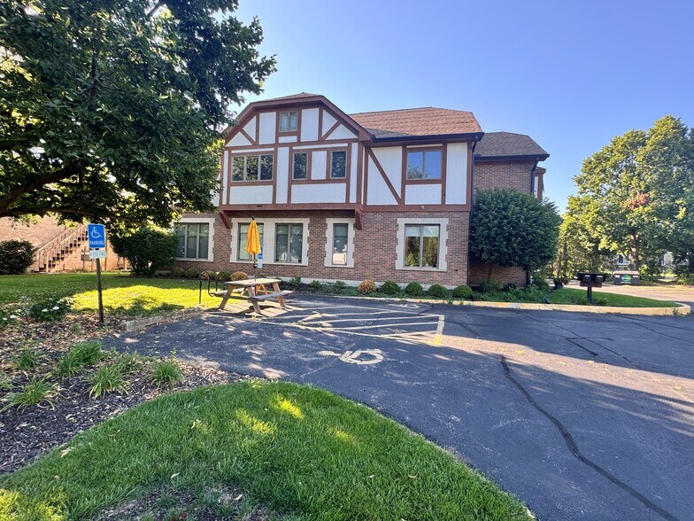 More Photos Of 804 Roundabout, West Dundee Loft Creative Space For Lease