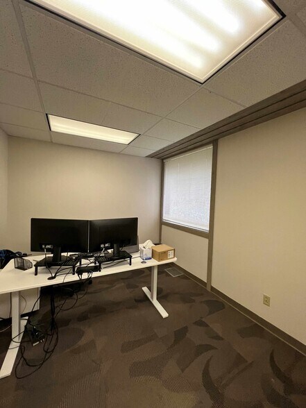 More Photos Of 4211 Glass Rd NE, Cedar Rapids Office For Lease