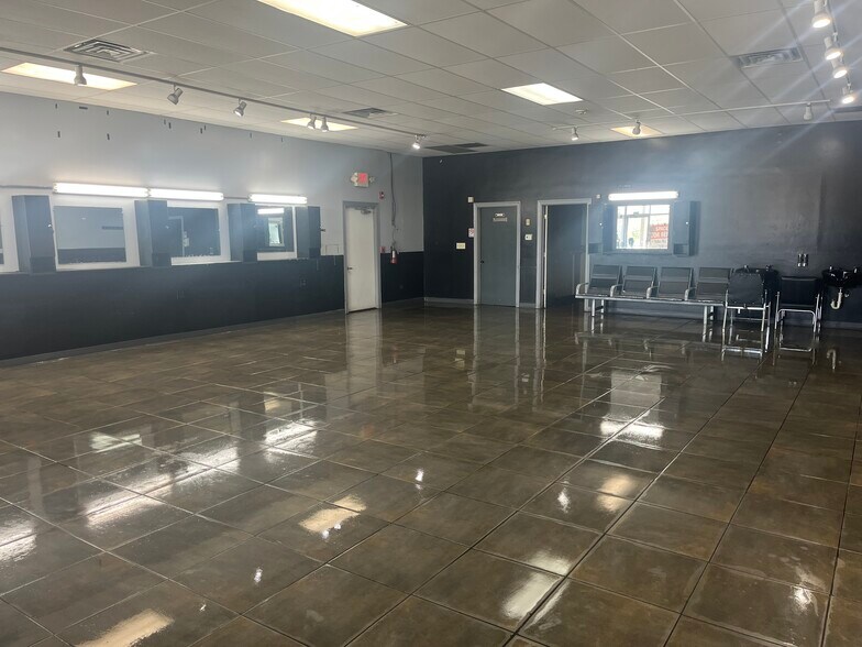 More Photos Of 4001-4165 183rd St, Country Club Hills Unknown For Lease