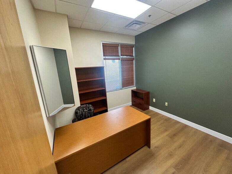 More Photos Of 15255 N 40th St, Phoenix Medical For Lease