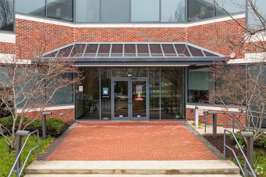 More Photos Of 1352 Marrows Rd, Newark Office For Lease
