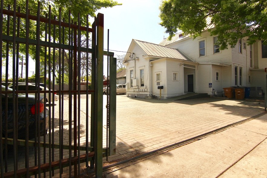 More Photos Of 1000 E Cesar Chavez St, Austin Loft Creative Space For Lease