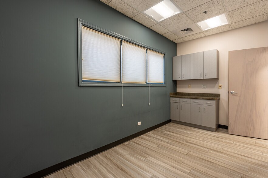 More Photos Of 4650 Southwest Hwy, Oak Lawn Medical For Sale
