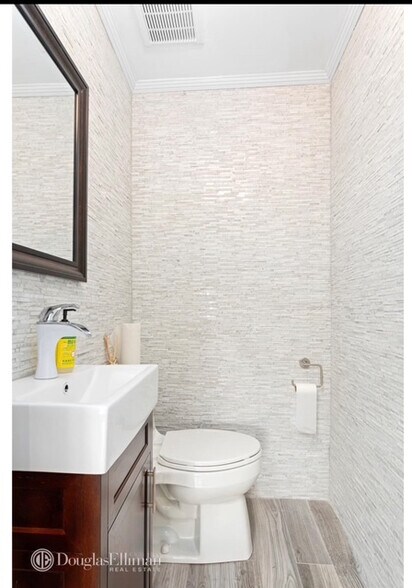 More Photos Of 45-43 21st St, Long Island City Storefront Retail Office For Lease