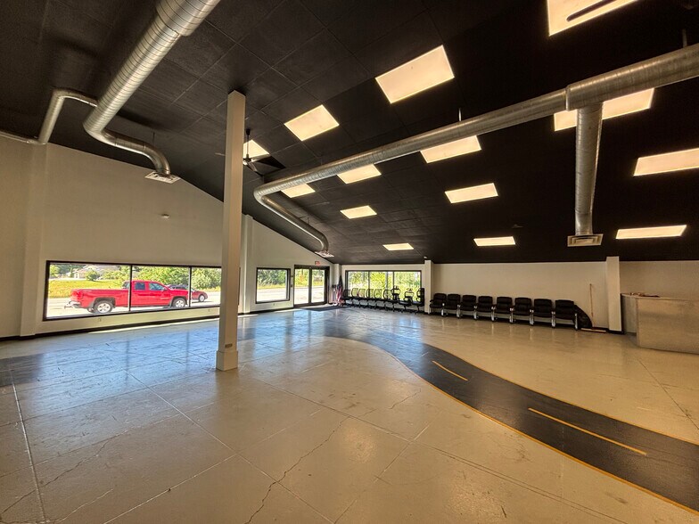 More Photos Of 29 Stillwater Ave, Orono Showroom For Lease