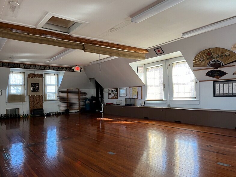 More Photos Of 31 Rider Ave, Patchogue Religious Facility For Lease