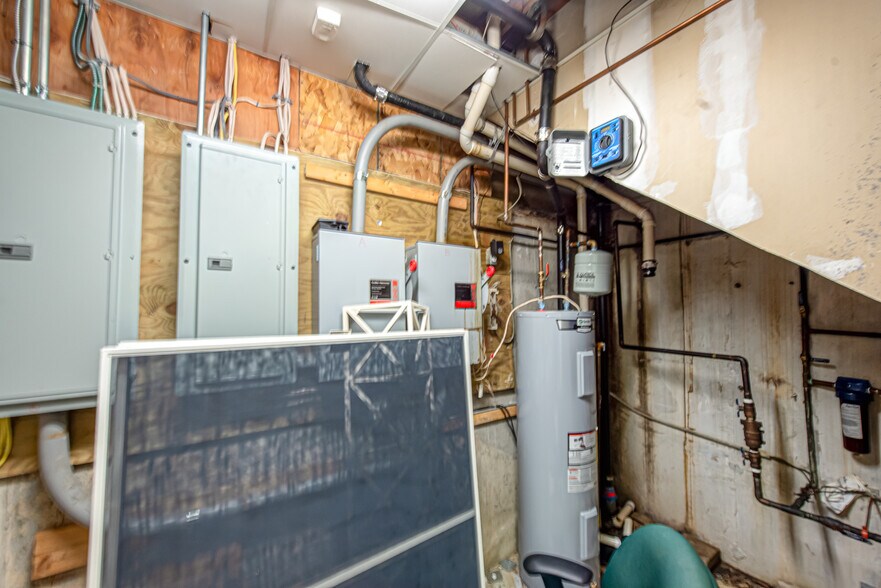 More Photos Of 63 Eastport Manor Rd, Eastport Office For Sale