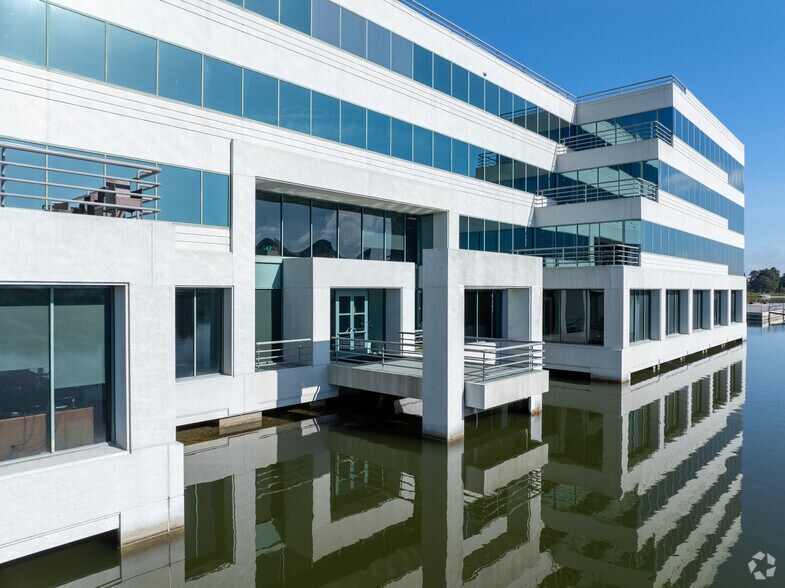 More Photos Of 3 Lagoon Dr, Redwood City Office For Lease