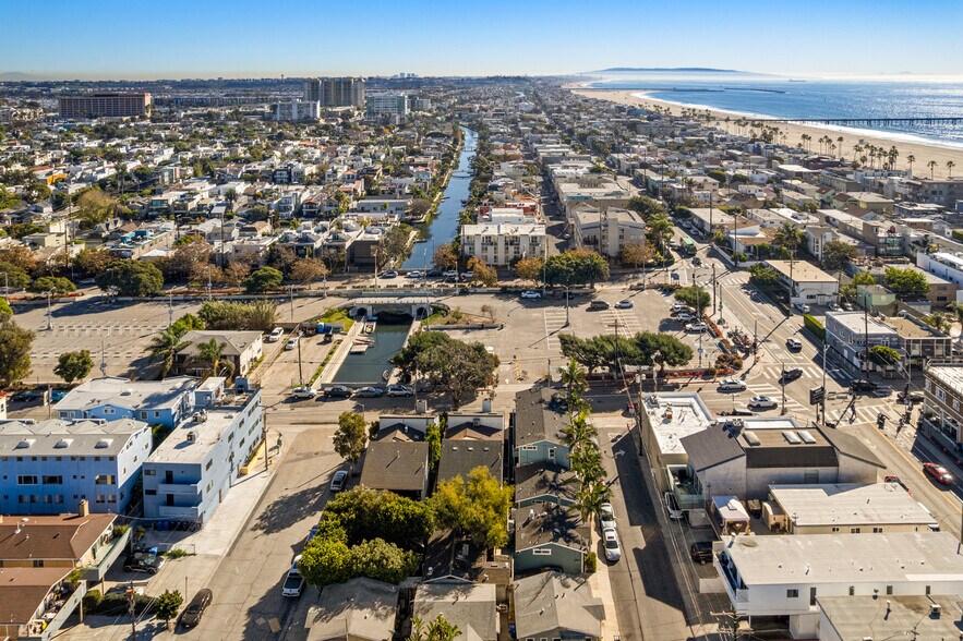 More Photos Of 2008-2020 Strongs Dr, Venice Apartments For Sale