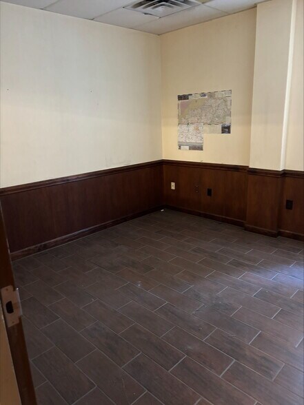 More Photos Of 200 Park Ave, Newberry Warehouse For Lease