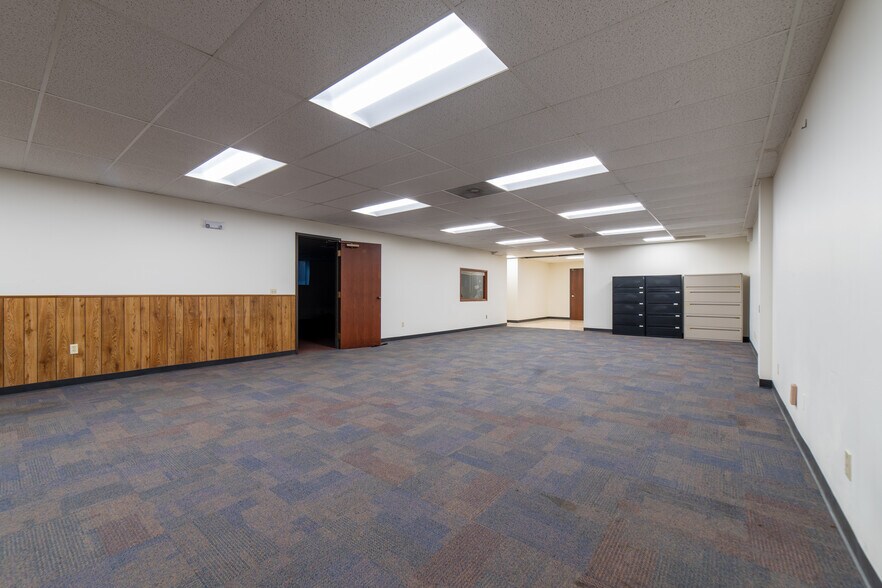 More Photos Of 2700 S Saint Peters Pky, Saint Peters Bank For Sale