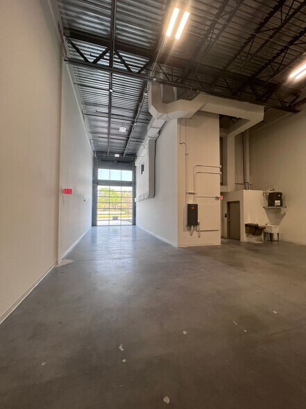 More Photos Of 8340 Southpark Cir, Orlando Flex For Lease