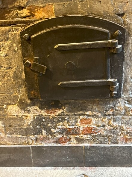 More Photos Of 7-9 E Bay St, Savannah Bar For Sale