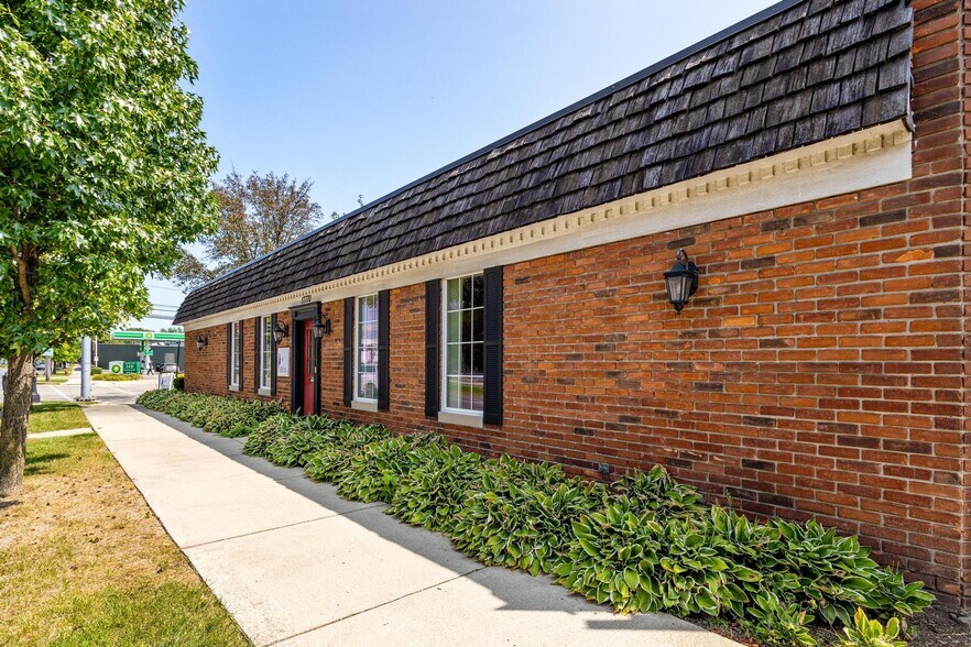 More Photos Of 17770 Mack Ave, Grosse Pointe Medical For Lease