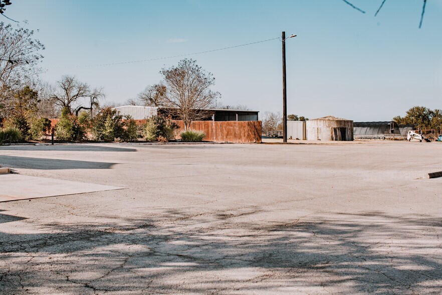 More Photos Of 13893 US Highway 87, Adkins Flex For Sale