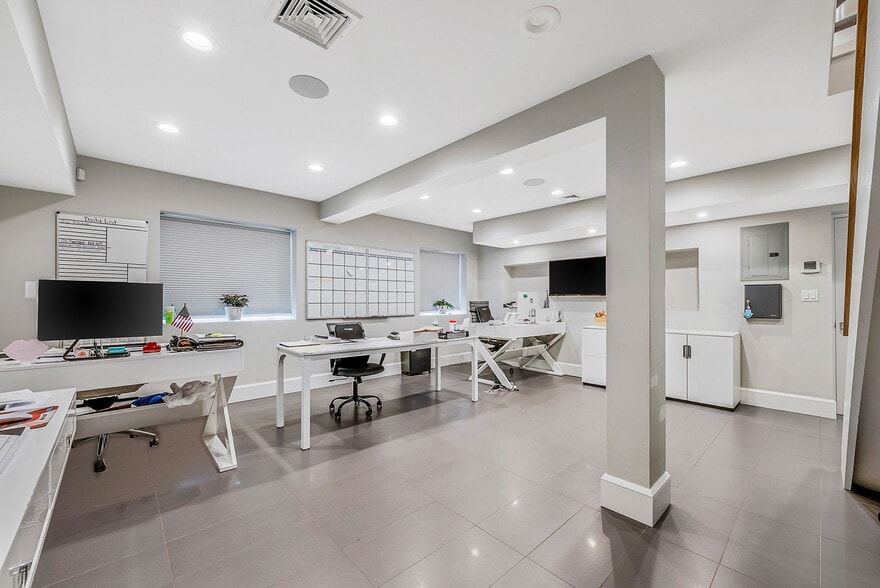 More Photos Of 88 Windsor Ave, Mineola Warehouse For Sale