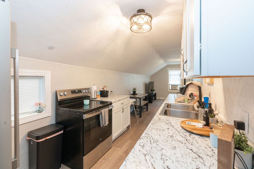 More Photos Of 28 Main St W, Richmond Office For Sale