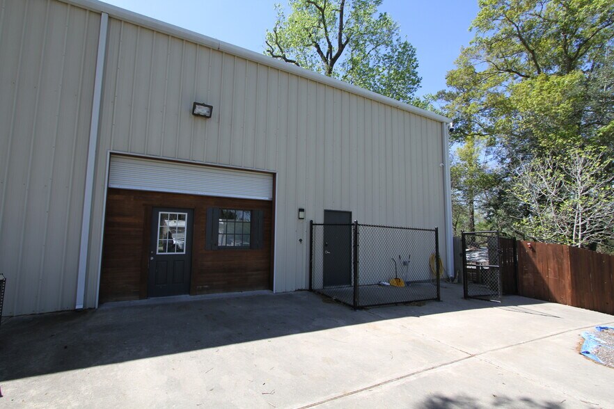 Primary Photo Of 11518 Bogs Rd, Tomball Shelter For Sale