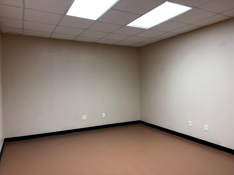 More Photos Of 1010 S Meadow Ave, Odessa Warehouse For Sale