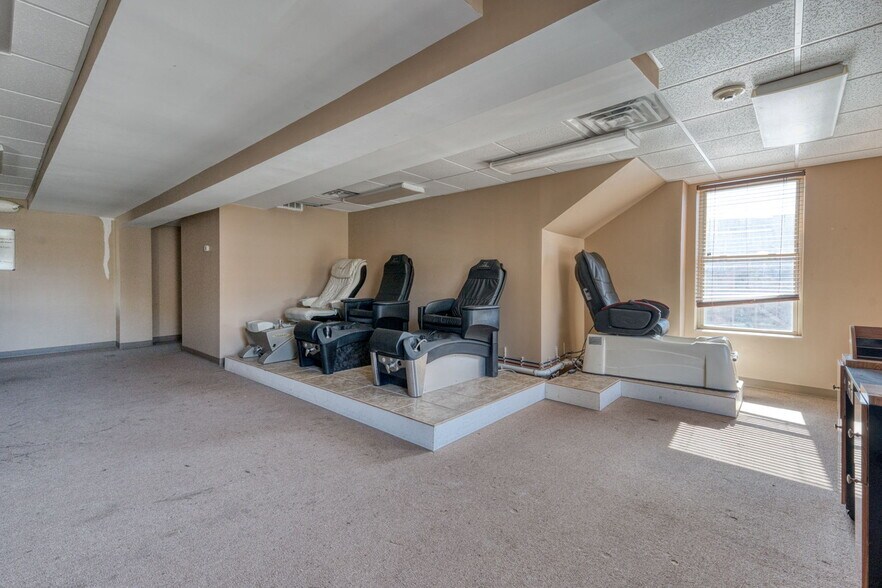 More Photos Of 2404 Main St, Hartford Storefront Retail Office For Sale