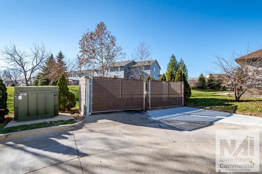 More Photos Of 955 29th Ave, Marion General Retail For Lease