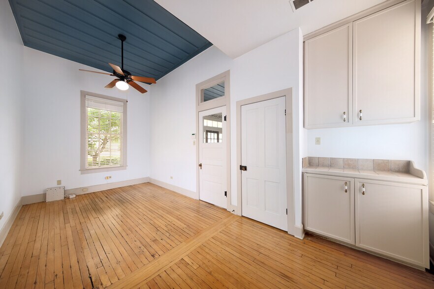 More Photos Of 1304 Guadalupe St, Austin Office For Lease